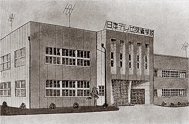 シンプルだが窓の切り取り方にデザイン性が見えるアシンメトリーの建物の、セピア調の画像