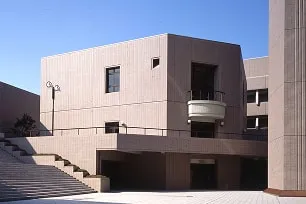 四角く堅牢なデザインの建物3