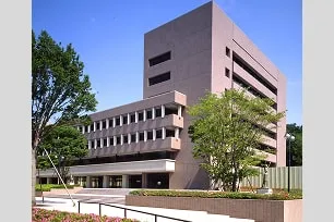 四角く堅牢なデザインの建物2