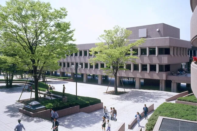 四角く堅牢なデザインの建物1