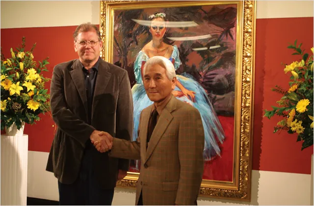 両校トップが握手をしている写真