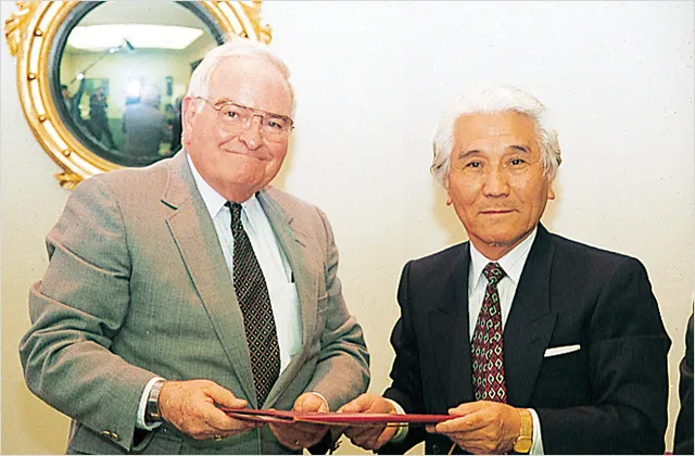 両校トップによる調印記念写真