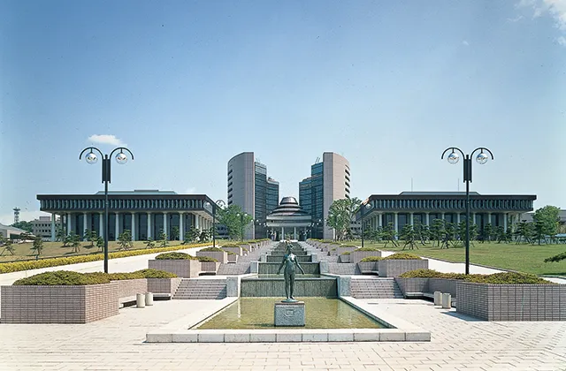 広大な庭園の奥に円形の近未来的なビルを中心にして、左右にギリシャ式の美術館のような建物が建つデザイン性に優れた校舎