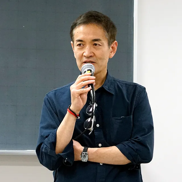講義中の永島譲二氏のポートレート