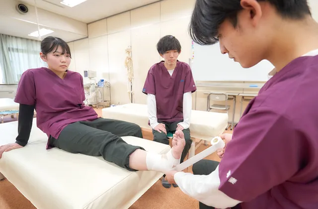 足関節捻挫のテーピング