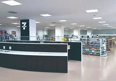 広い飲食スペースを持つ落ち着いた雰囲気のセブンイレブン