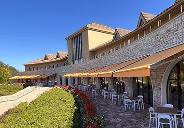 オレンジ色のサンシェードが温かみを演出するカフェテラス