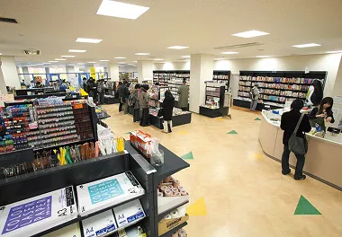 広い店内に充実した画材コーナーも完備した書店、有隣堂