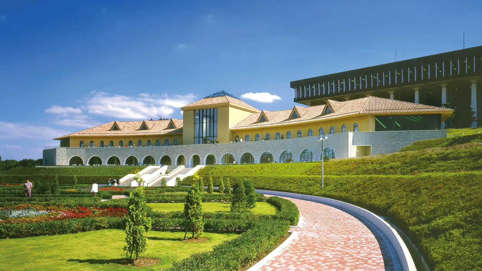 カントリー調をベースに洗練されたデザインの庭園と建物