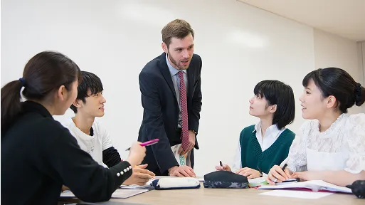 外国人の先生が指導している様子