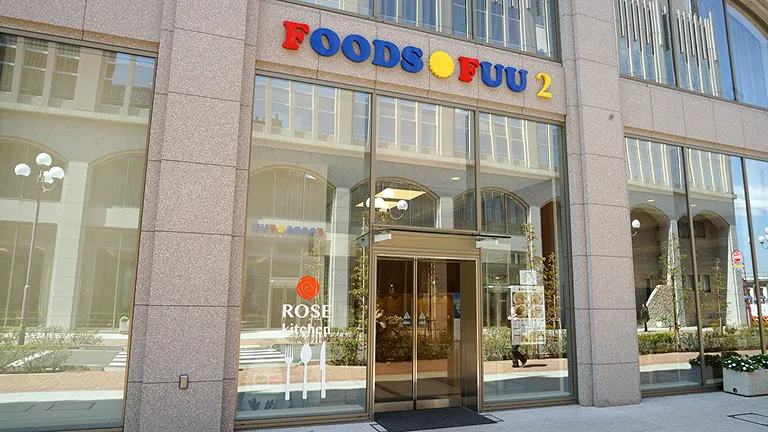 FOOS FOO2のロゴが掲示された入口