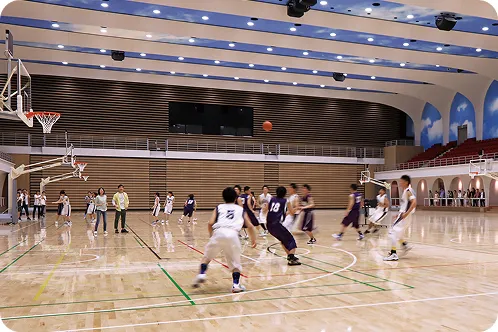 バスケットボールの試合や練習をしている生徒たちの様子
