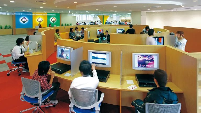 資料映像の視聴やミーティングも可能な円形にパーティションと座席が配置された一画