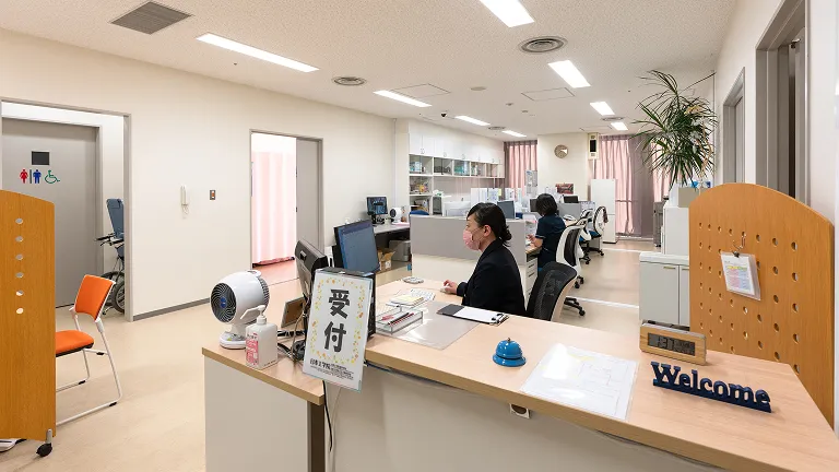 クリニックのように整えられた明るく清潔感のあるセンター内