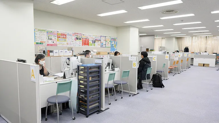 パーティションで仕切られた個別相談窓口が並ぶ室内