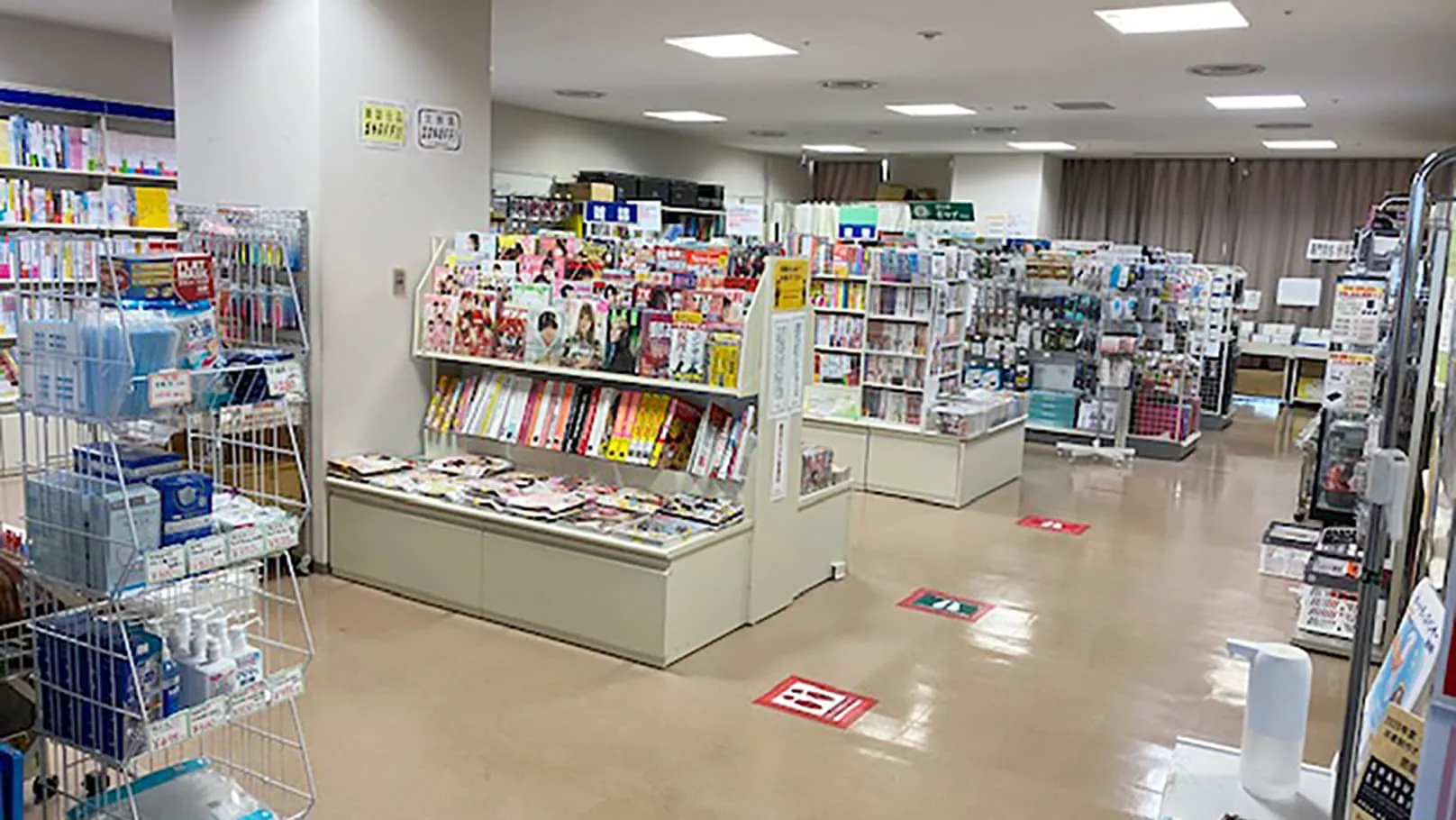 商品の充実ぶりが一目でわかる、懐かしさも感じる整った店内