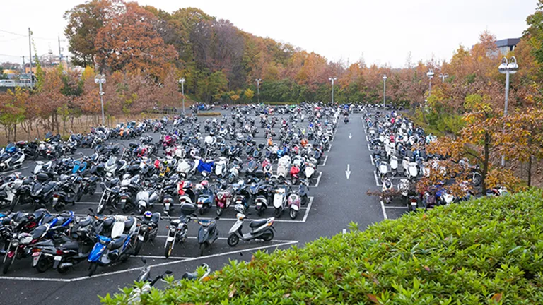 奥の二輪車がはっきり見えないほど広い悠々とした駐輪場