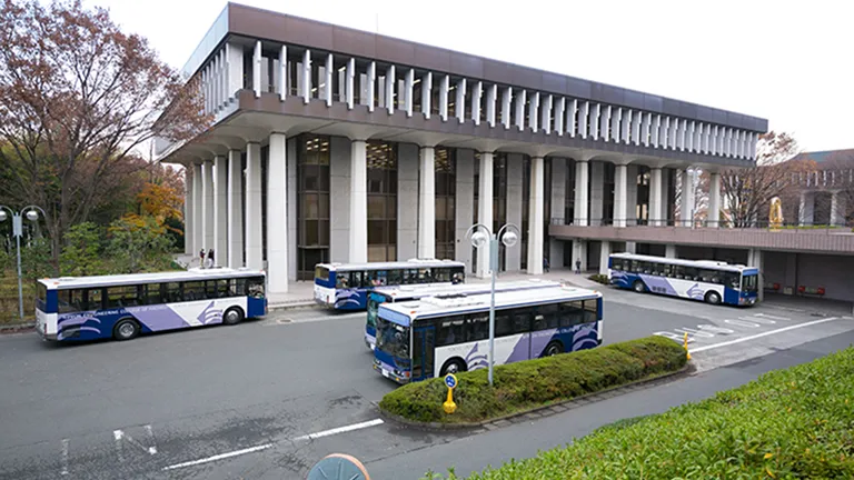 大型のバスが4台止まっても余裕がある駅前クラスのバスターミナル