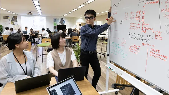 ホワイトボードを使って指導している先生