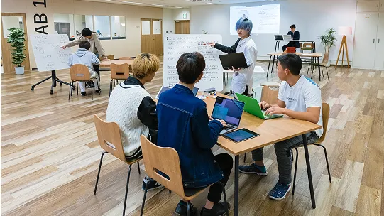 ホワイトボードを使って話し合う学生たち