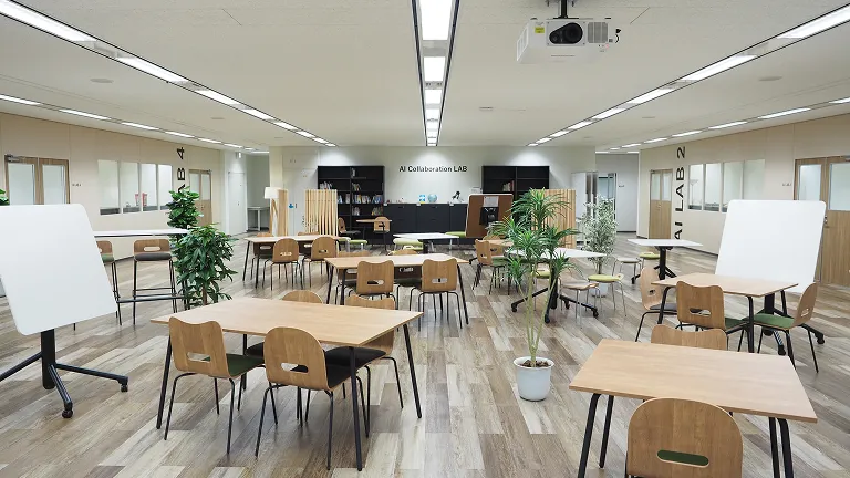 沢山の椅子とテーブルが設置されたAI実践センター