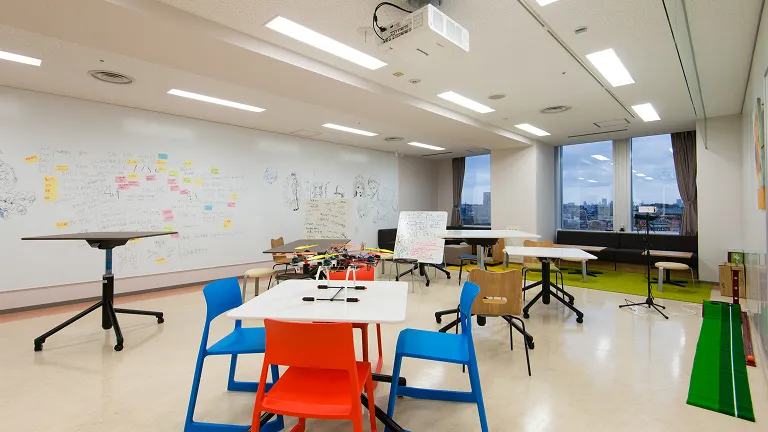 大きなホワイトボードが設置されたAI実習室