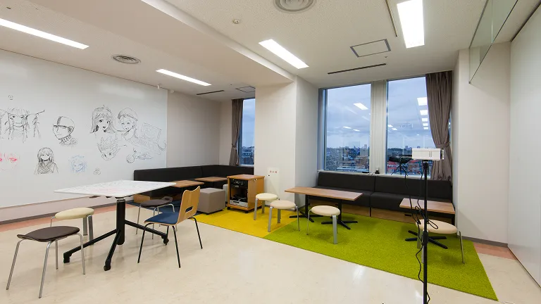 椅子やテーブルなどが設置されたAI実習室