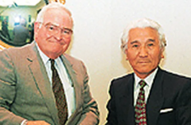 両校トップによる記念写真