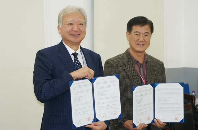 両校トップによる調印記念写真