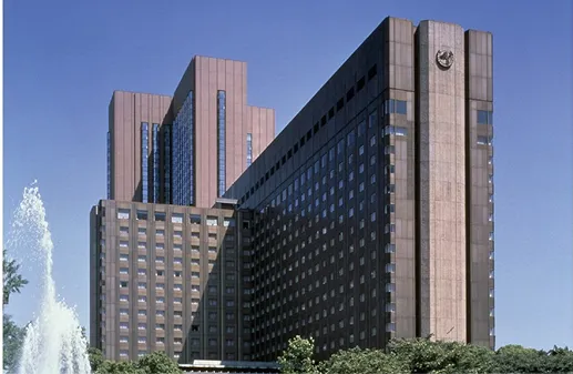 緑に囲まれ重厚感のある建物