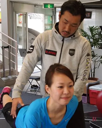 女性のサポートをしている様子の三栖 英揮さん