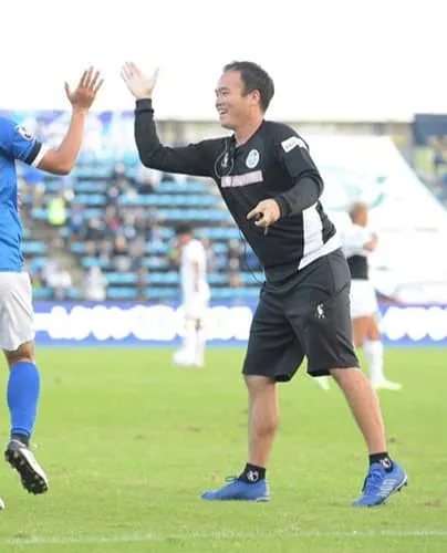 ハイタッチをしている中村 祐基さん