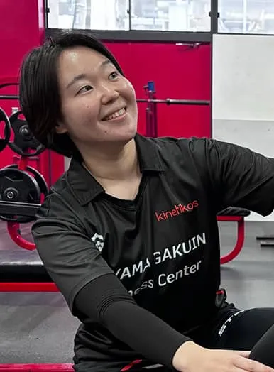 サポートをしている様子の秋山 真紅さん