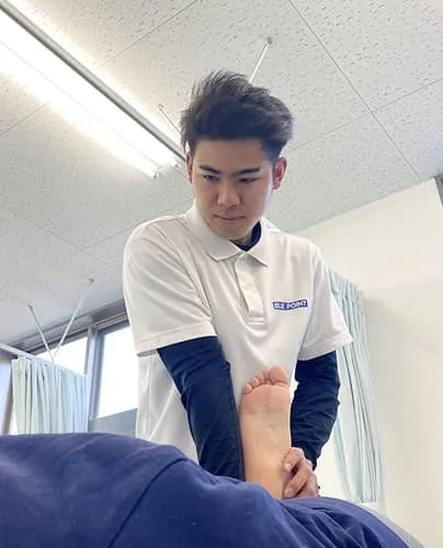 施術をしている倉本 和弥さん