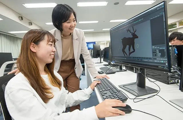 制作物にアドバイスを受けている様子