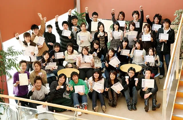 資格試験の合格証書を持って集まり記念撮影