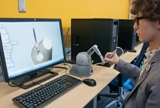 出力する模型の3D設計図面を作成している生徒