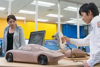 車の模型をスキャンして3Dデータを取得している生徒の様子