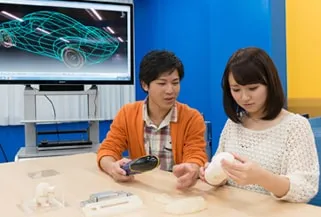 模型のパーツを観察している生徒