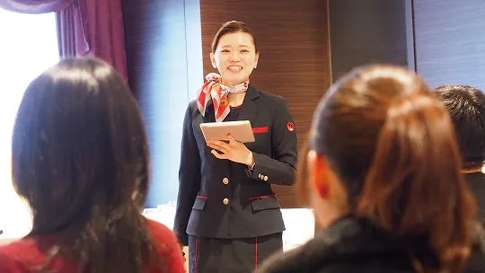 講師の空港運営会社現役スタッフが前に立ち授業をする様子