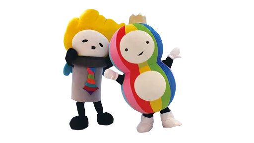 ゆるキャラの着ぐるみが仲良くポーズしている画像