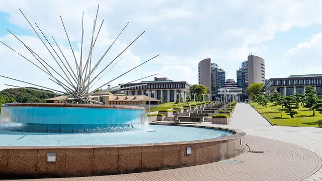 噴水の奥に校舎が見える八王子キャンパスの遠景