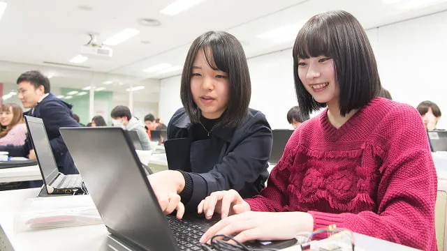 教え合いながら楽しそうに講義を受けている様子