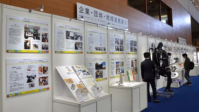 企業・団体・地域連携を紹介するパネル展示の様子