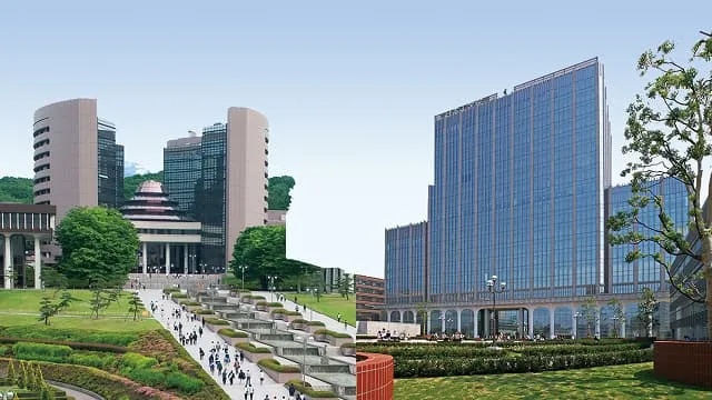 左に八王子キャンパス校舎、右に蒲田キャンパス校舎の画像