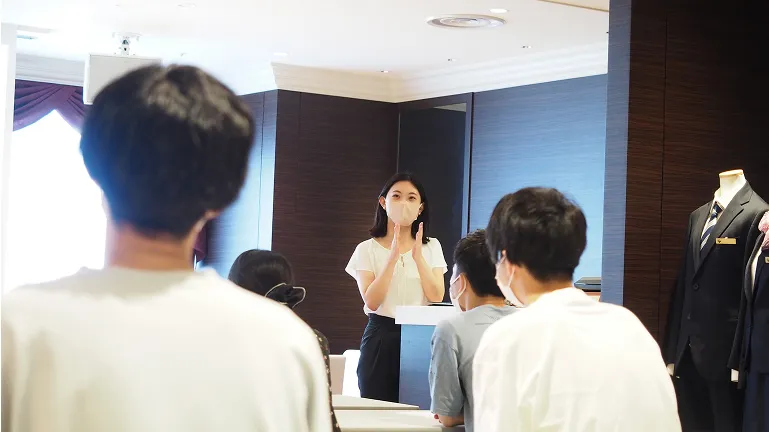 講師が前に立ち学生たちが教室で授業を受ける様子