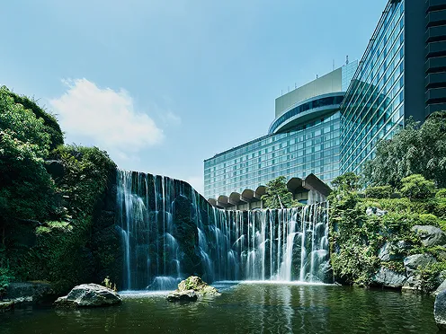 広大で緑豊かな由緒ある庭園に囲まれた建物