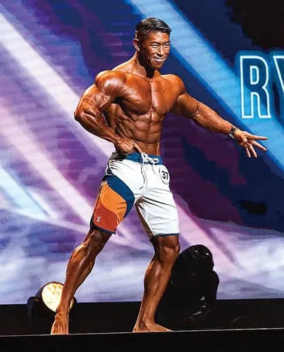 ステージ上でポーズをとっている寺島 遼さん