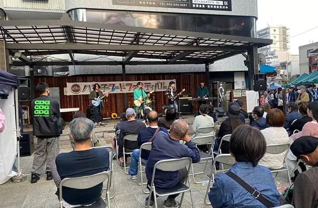 ステージでパフォーマンスをしている風景