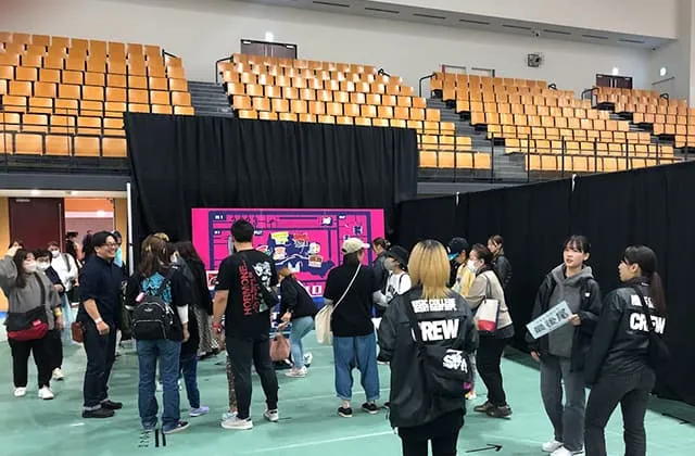 会場内で案内・誘導係を務めている様子